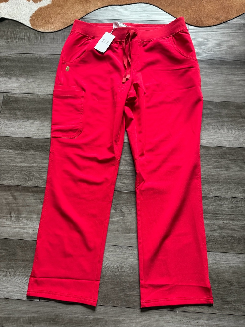 Figs Women's Scrub Kade cargo Set in Red - V-Neck Top & Drawstring Pants XL - Picture 7 of 7
